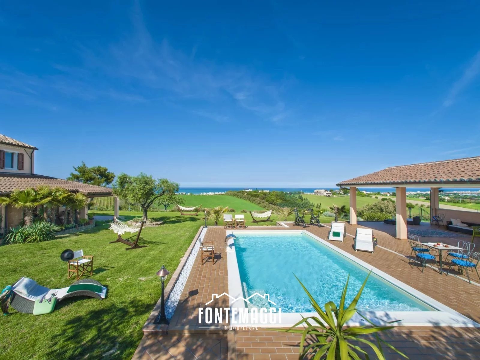 Villa con piscina nel paesaggio di San Costanzo, proposta da Immobiliare Fontemaggi