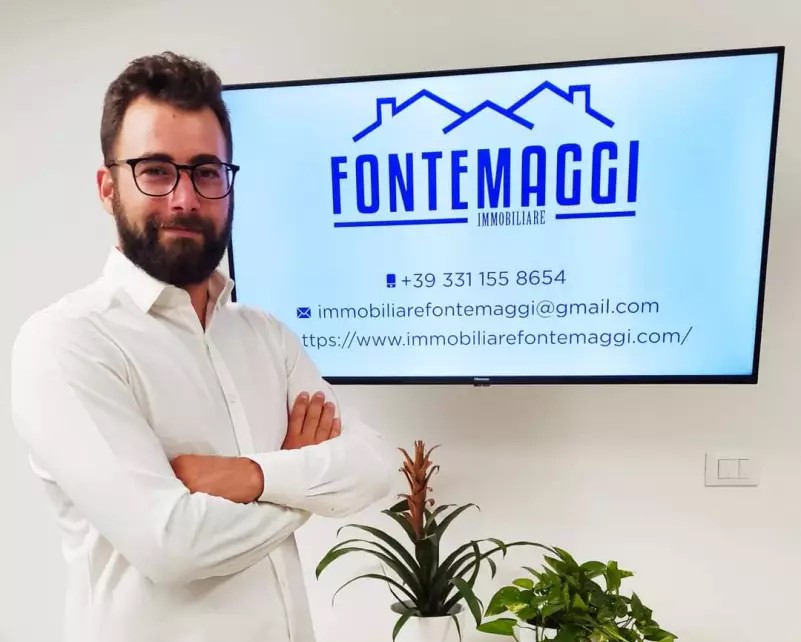 Mattia Fontemaggi nella sua agenzia immobiliare