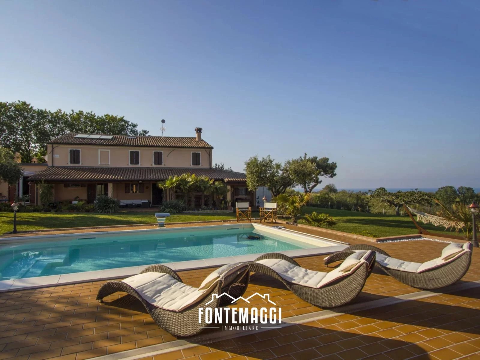 Villa con giardino e piscina a San Costanzo, dal catalogo Fontemaggi